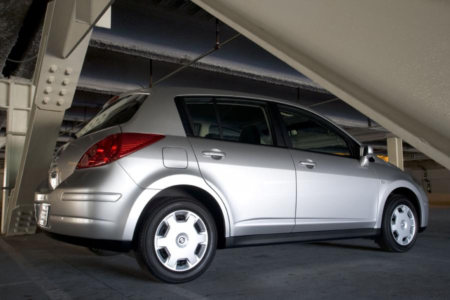  Nissan Tiida 2005 года  (фото 2 из 52)